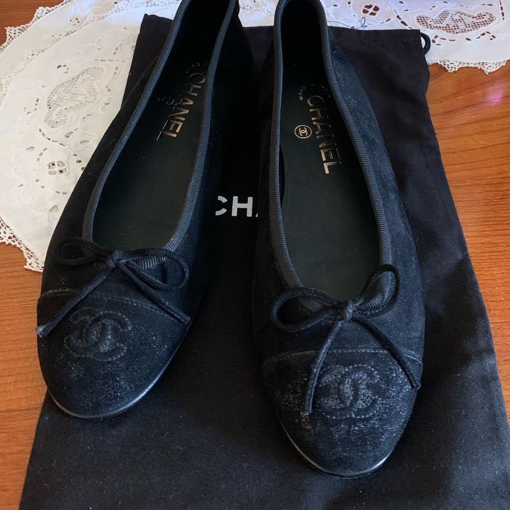 CHANEL Black Flats with Bow Detail - Picture 9 of 9